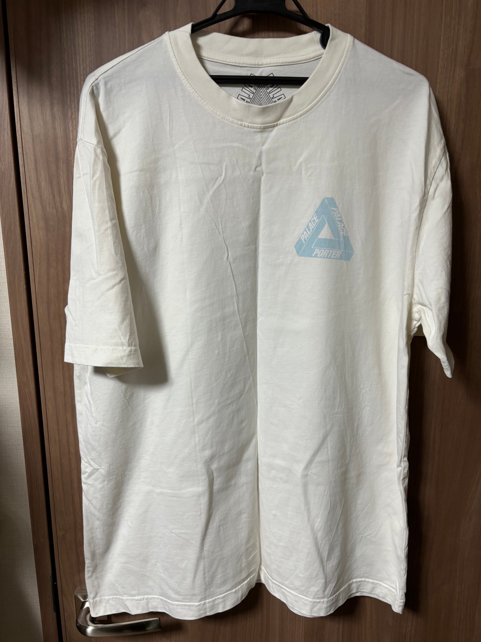 PALACE PORTER Tri-Ferg Bell Boy T-Shirt "Off White"