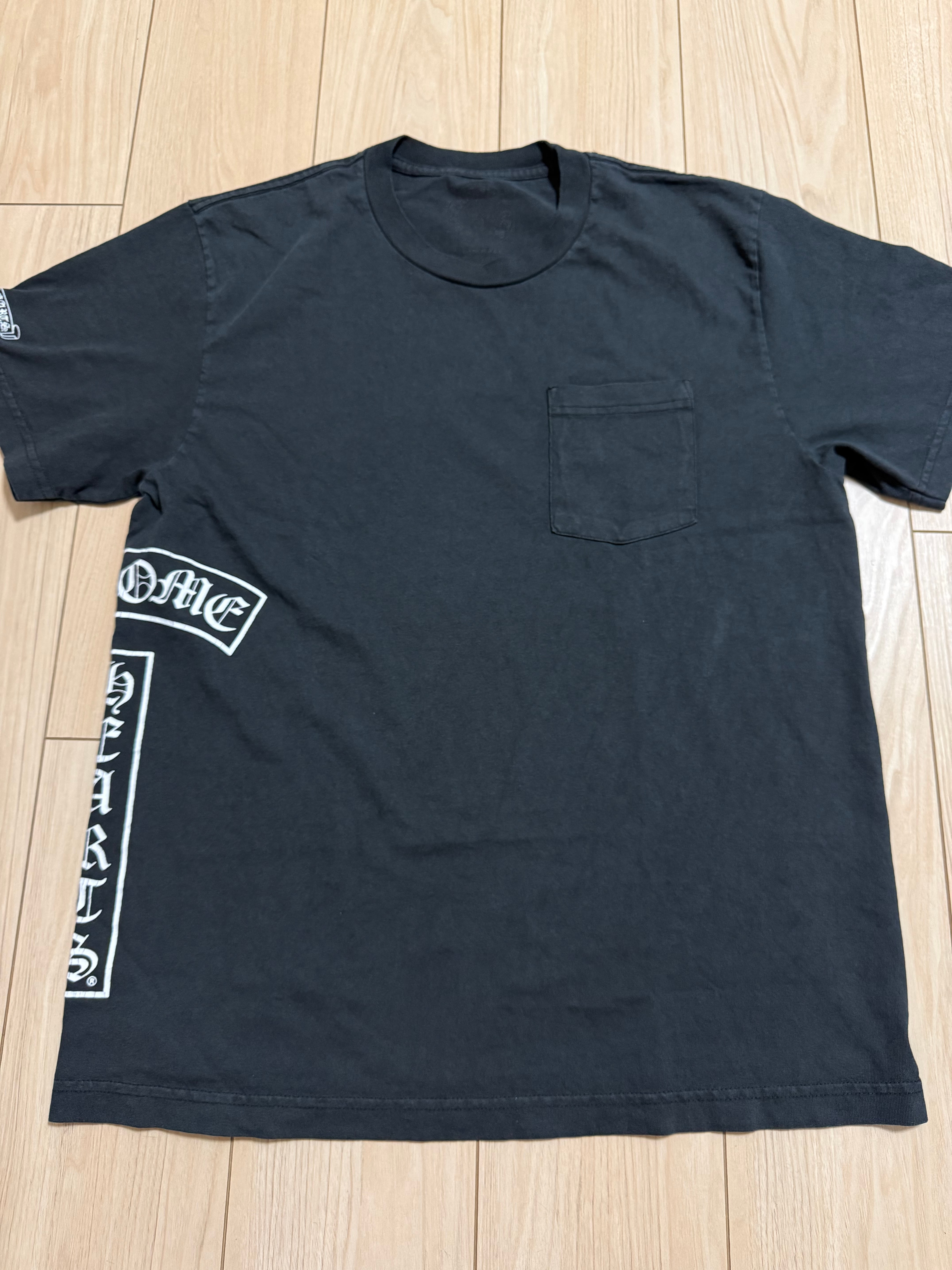 新作 Chrome Hearts Soap n Water Vertical T-Bar Logo Scroll Label T-shirts クロムハーツ ソープアンドウォーター バーティカルロゴ Tバーサイドロゴ スクロールラベルプリント Tシャツ