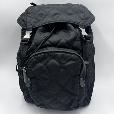 PRADA(プラダ)キルティング ナイロン バックパック リュックサック ブラック 三角ロゴプレート シルバー金具 メンズ レディース 【中古】
