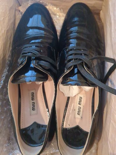 レザー×ラインストーン エナメルシューズ