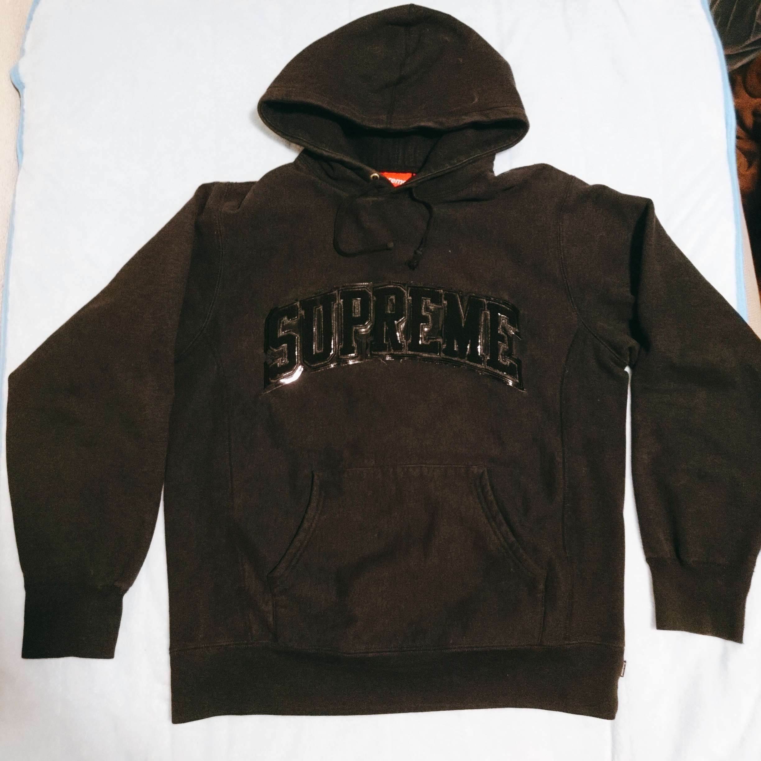 supreme patent chenille arc logo hoodie