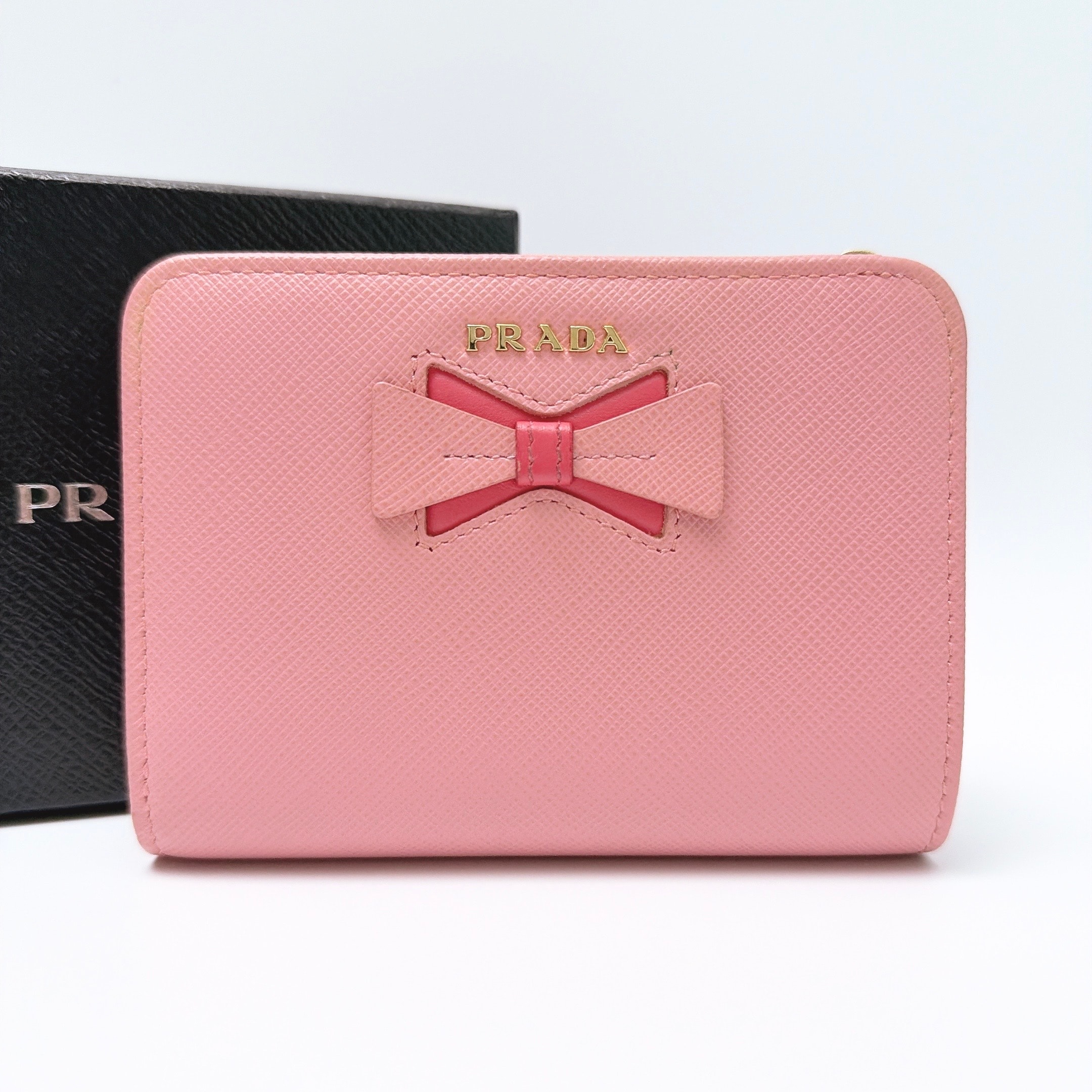 PRADA プラダ サフィアーノ フィオッコ 二つ折り財布 コンパクトウォレット 小銭入れあり リボン ピンク レディース 1ML018