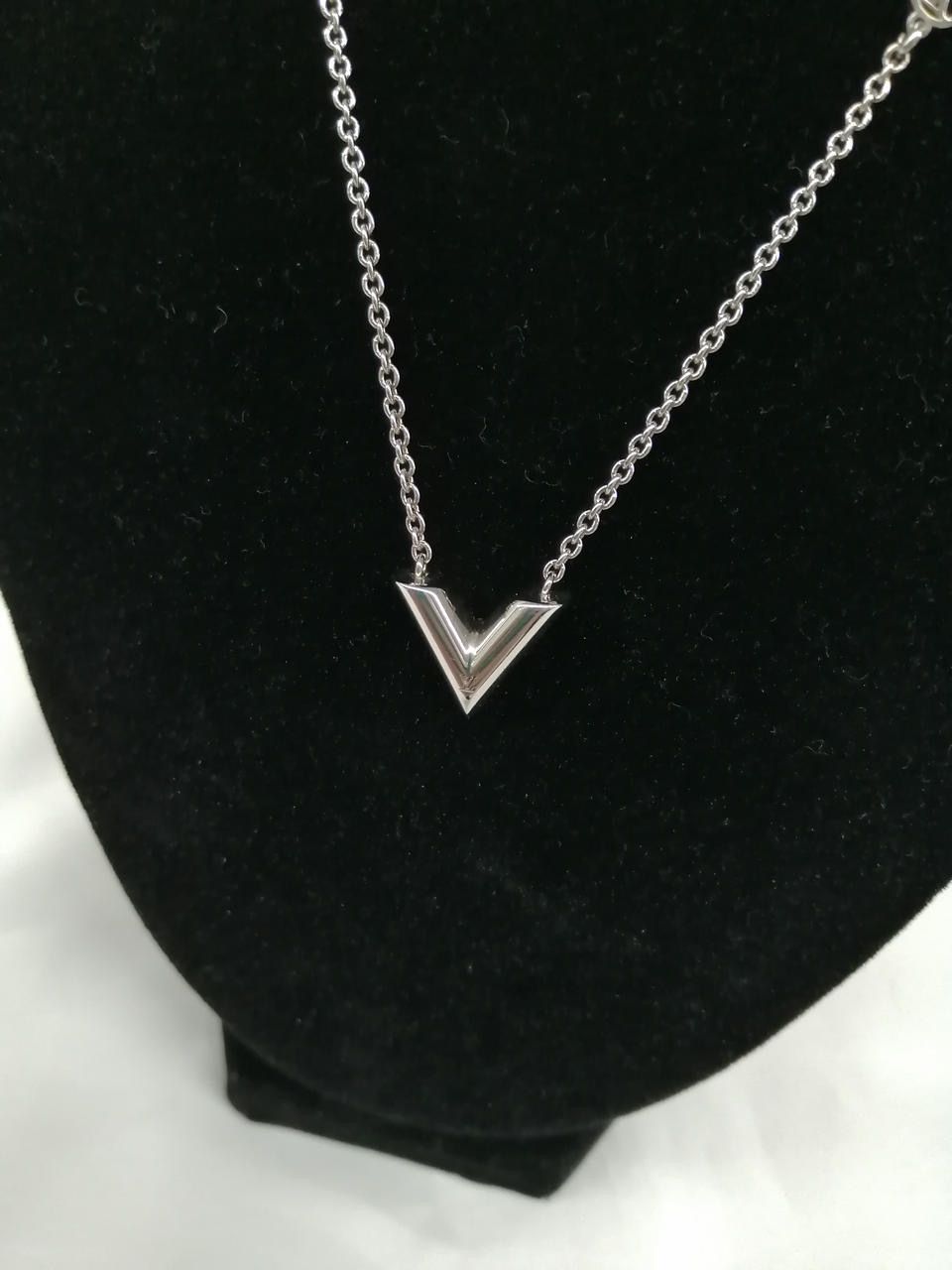 Louis Vuitton Essential V Supple Necklace "Silver"
