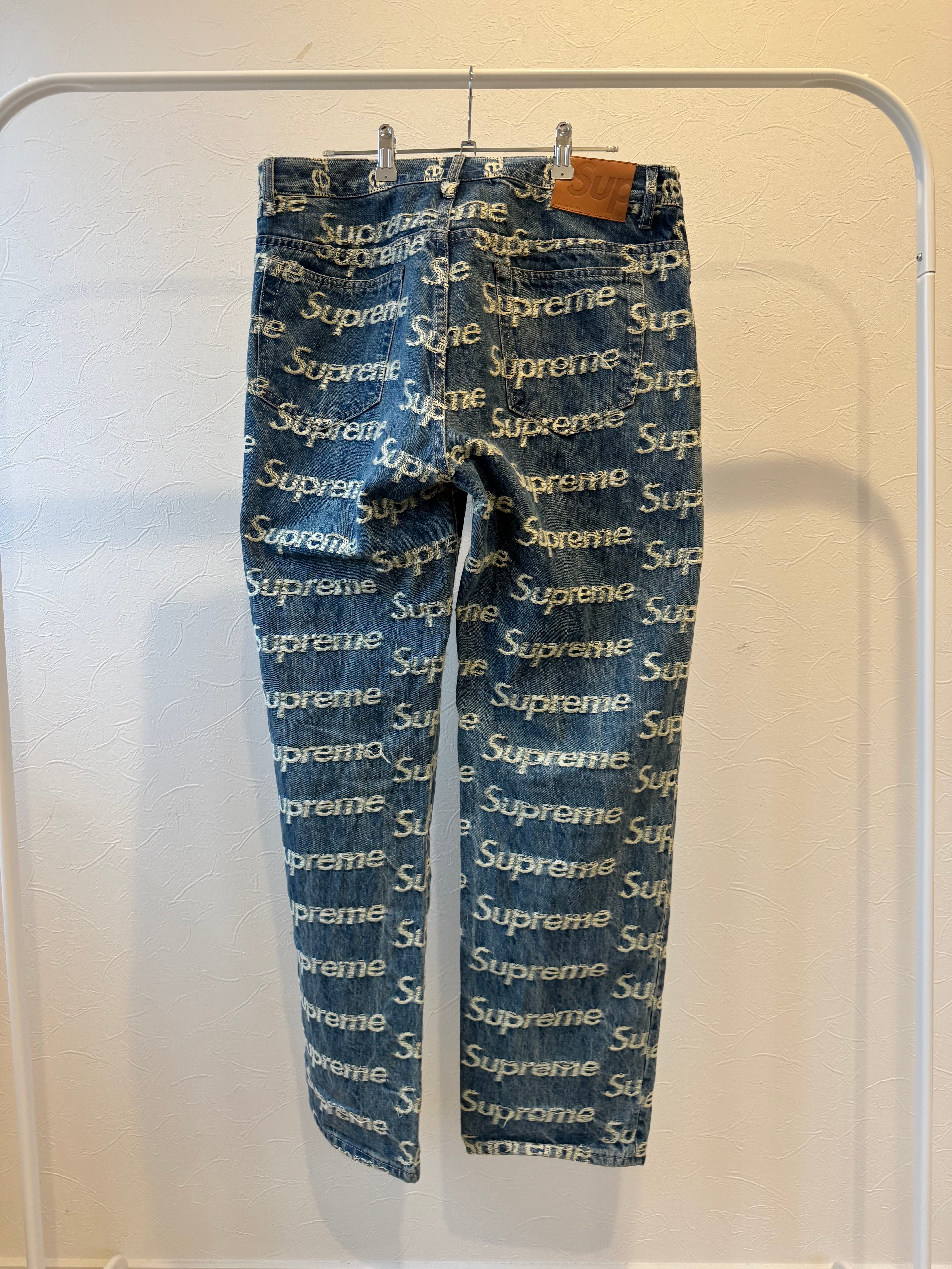 Supreme Frayed Logos Regular Jean "Blue"