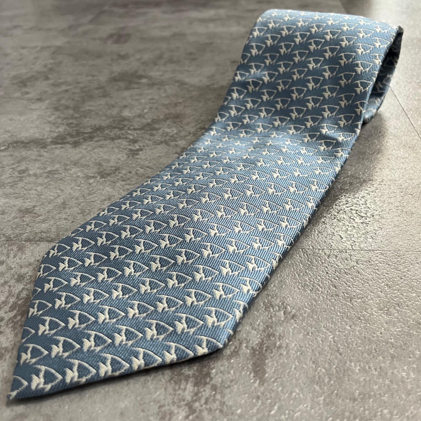 【GIVENCHY】ジバンシー ネクタイ 幾何学柄 三角 トライアングル 輪郭 細線 小紋 整列 配列 総柄 織り模様 スカイブルー ホワイト 紋様
