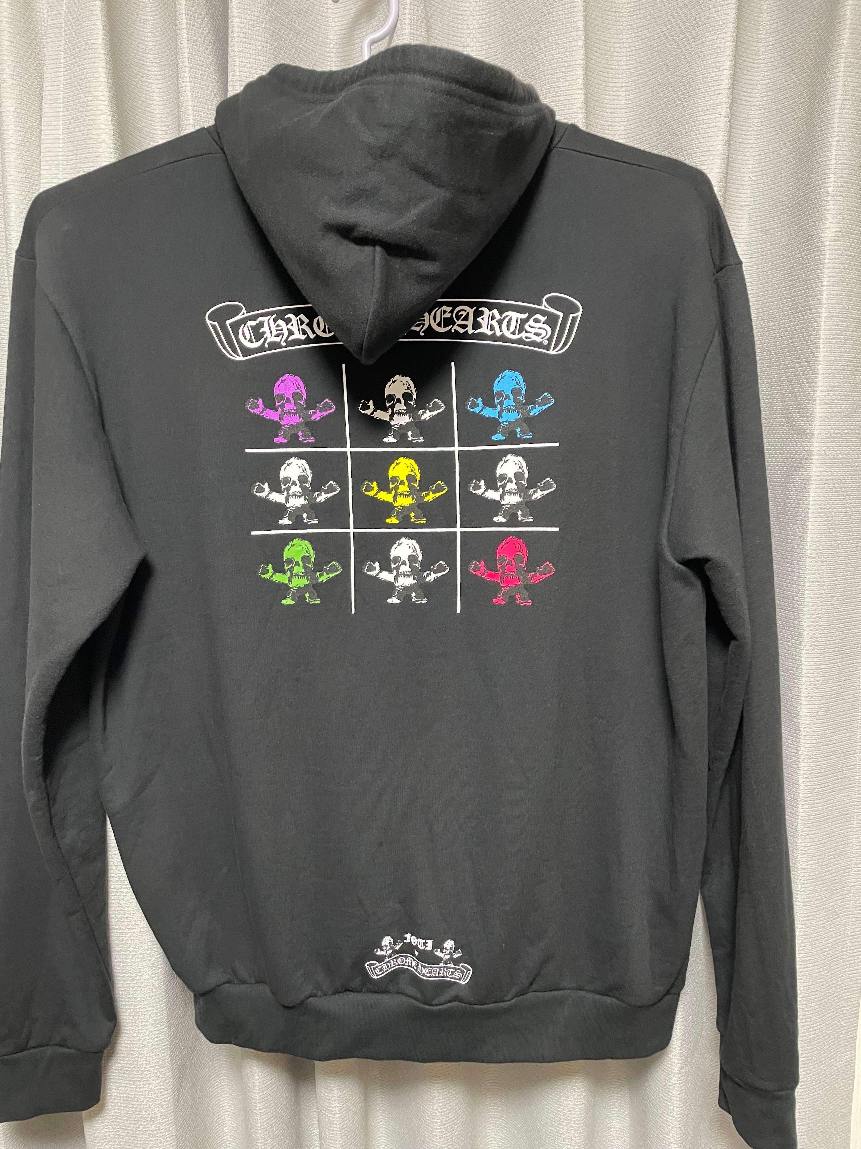 クロムハーツ スクロールロゴ フォティ ジップアップ フーディー "ブラック"