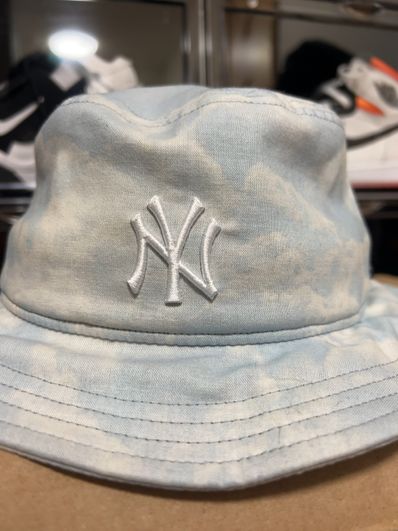 Kith x New Era Cloud Sky Bucket Hat "Summit"