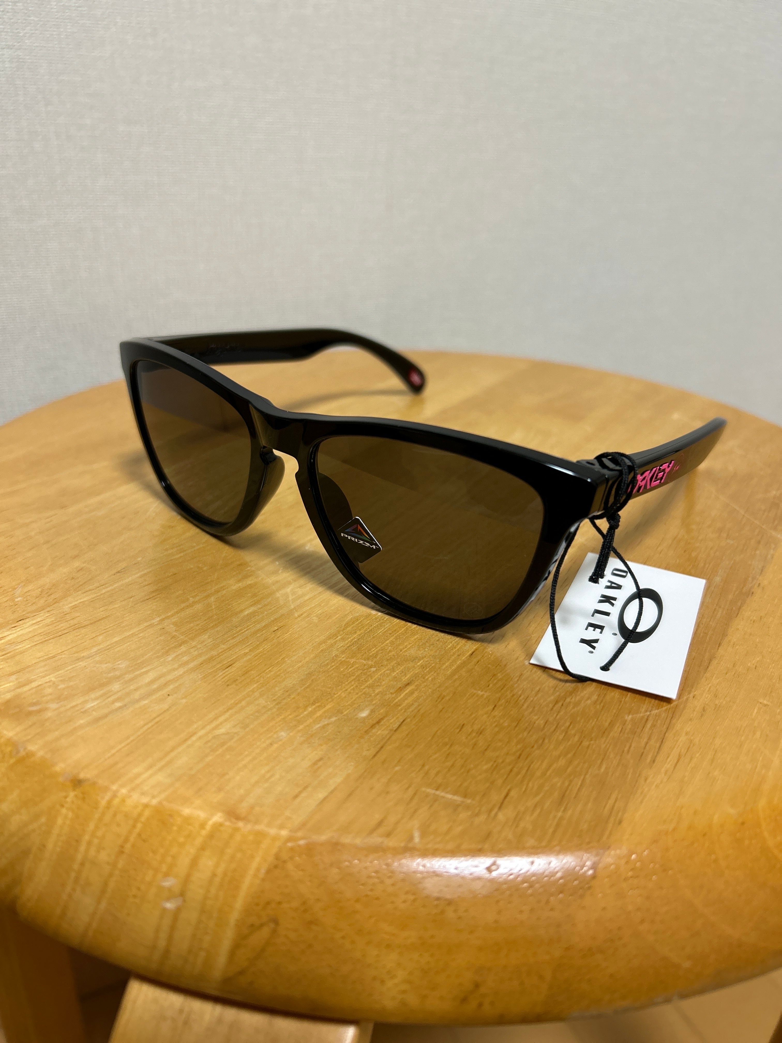 FRAGMENT x OAKLEY Frogskins Polished Black w/Prizm Grey "Vivid Pink"