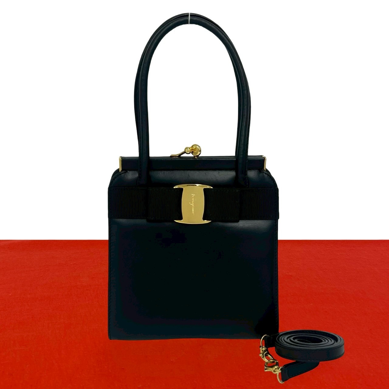 Salvatore Ferragamo サルヴァトーレフェラガモ ヴァラリボン 金具 レザー ショルダーバッグ ブラック
 43547