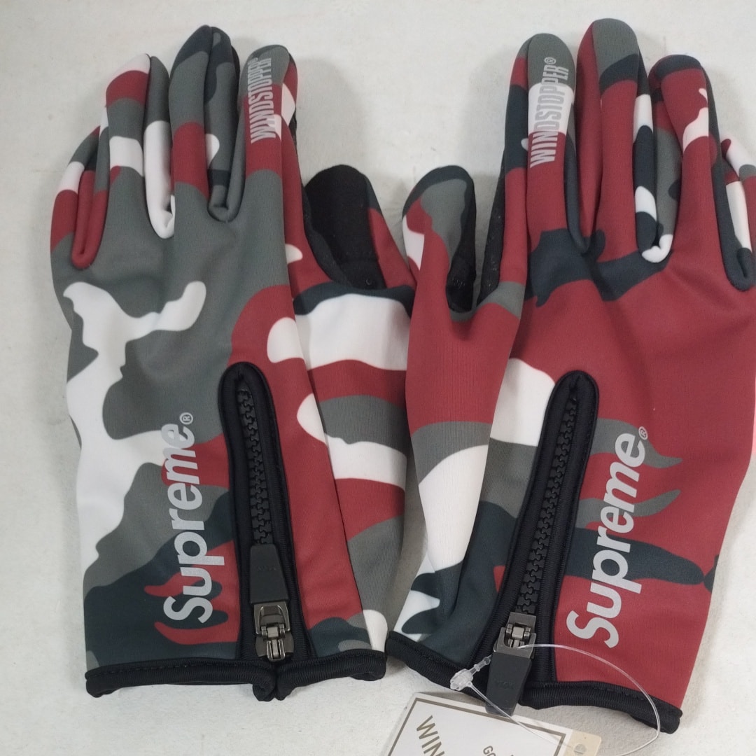 Supreme Windstopper Zip Gloves "Red Camo" (25FW)