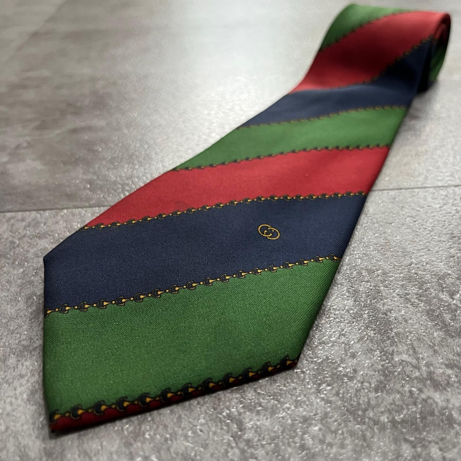 【GUCCI】グッチ ネクタイ ロゴ入り 斜めストライプ 太幅ストライプ シルク100% グリーン レッド ネイビー メンズ ビジネス フォーマル