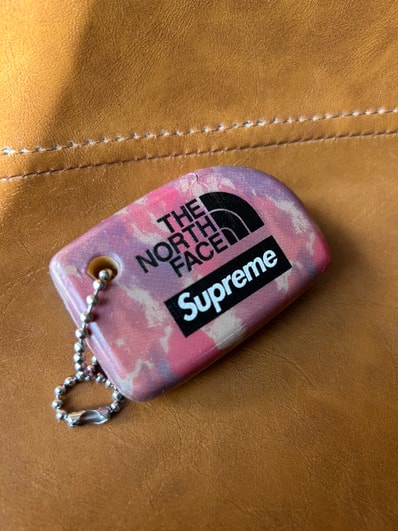 Supreme x The North Face Floating Keychain "Multi"