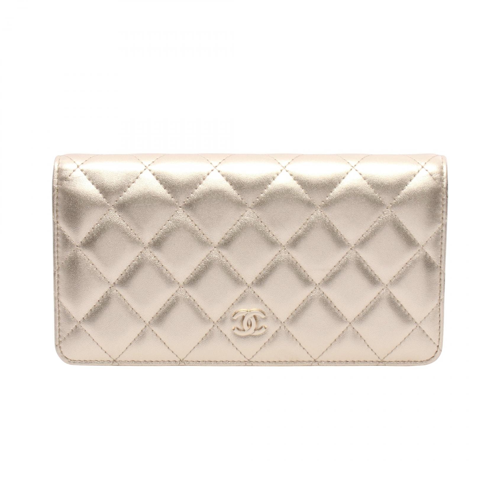 シャネル CHANEL マトラッセ 二つ折り長財布 財布 ラムスキン(羊革) レディース ゴールド系 【中古】