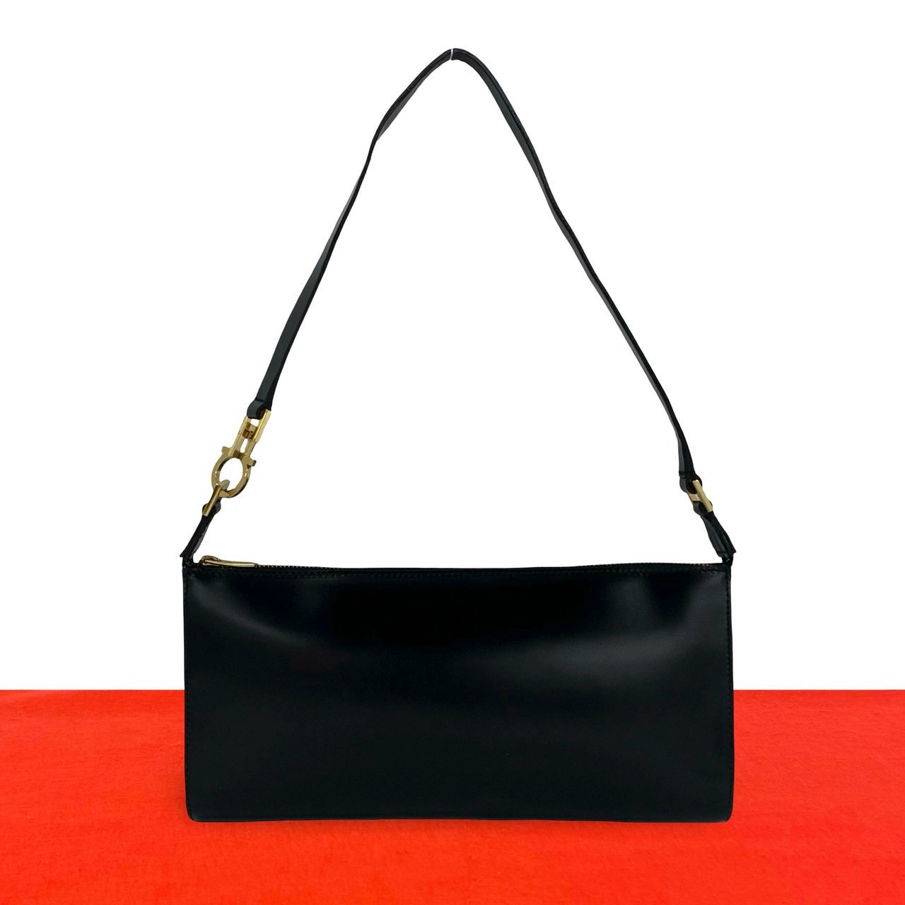 Salvatore Ferragamo サルヴァトーレフェラガモ ガンチーニ 金具 レザー ショルダーバッグ ブラック
39572