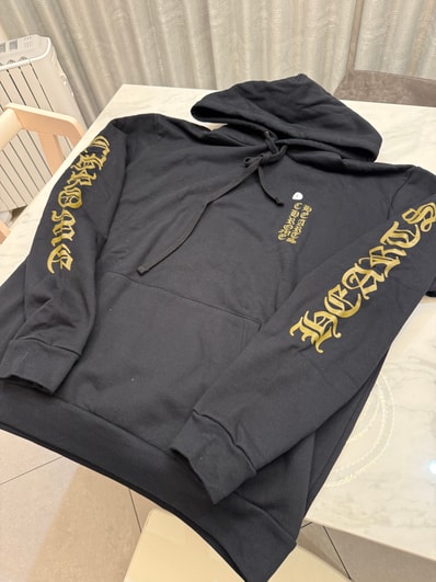 Hawaiiで買いました!新品未着用です。 黒金パーカー