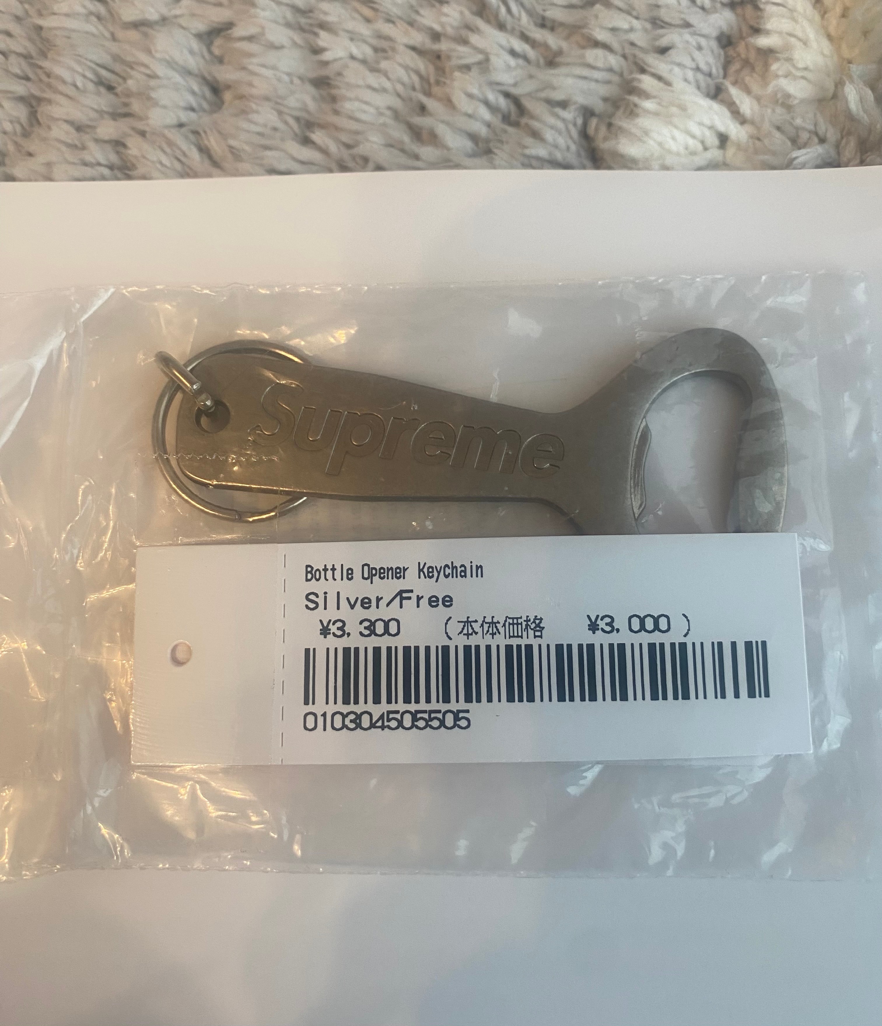 美中古品 Supreme スタンドオープナー シルバー 栓抜き 楽天市場】「新品」Supreme 24FW Bottle Opener Keychain