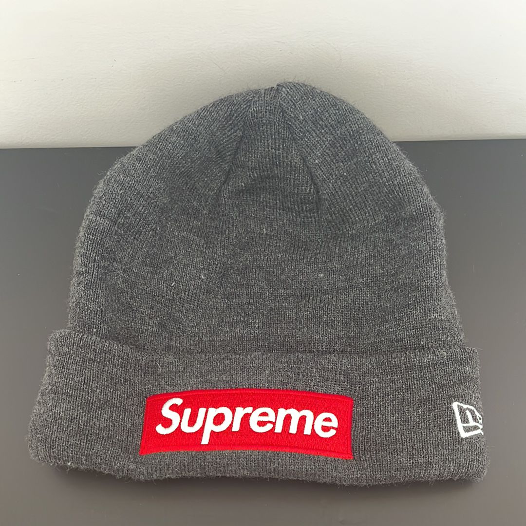 Supreme New Era® Box Logo Beanie "Charcoal" (21FW)