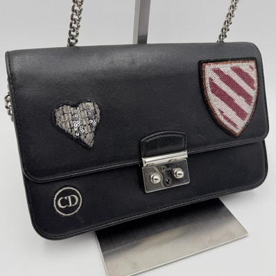 Christian Dior(クリスチャンディオール)MISS DIOR チェーンショルダーバッグ レザー ブラック パッチ装飾 シルバー金具