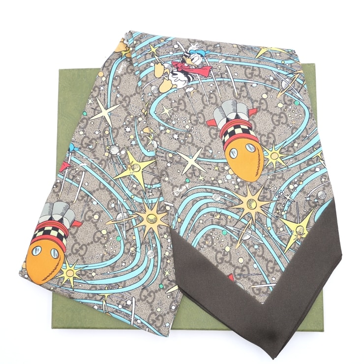 GUCCI(グッチ)Disney(ディズニー)コラボ ドナルドダック GGスプリーム シルクスカーフ ツイリー スペース 宇宙柄 ブラウン マルチカラー レディース メンズ ユニセックス【中古】