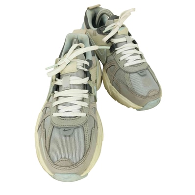 V2K RUN LIGHT BONE/MTLC PLATINUM-LT IRON ORE【1143422261709】
