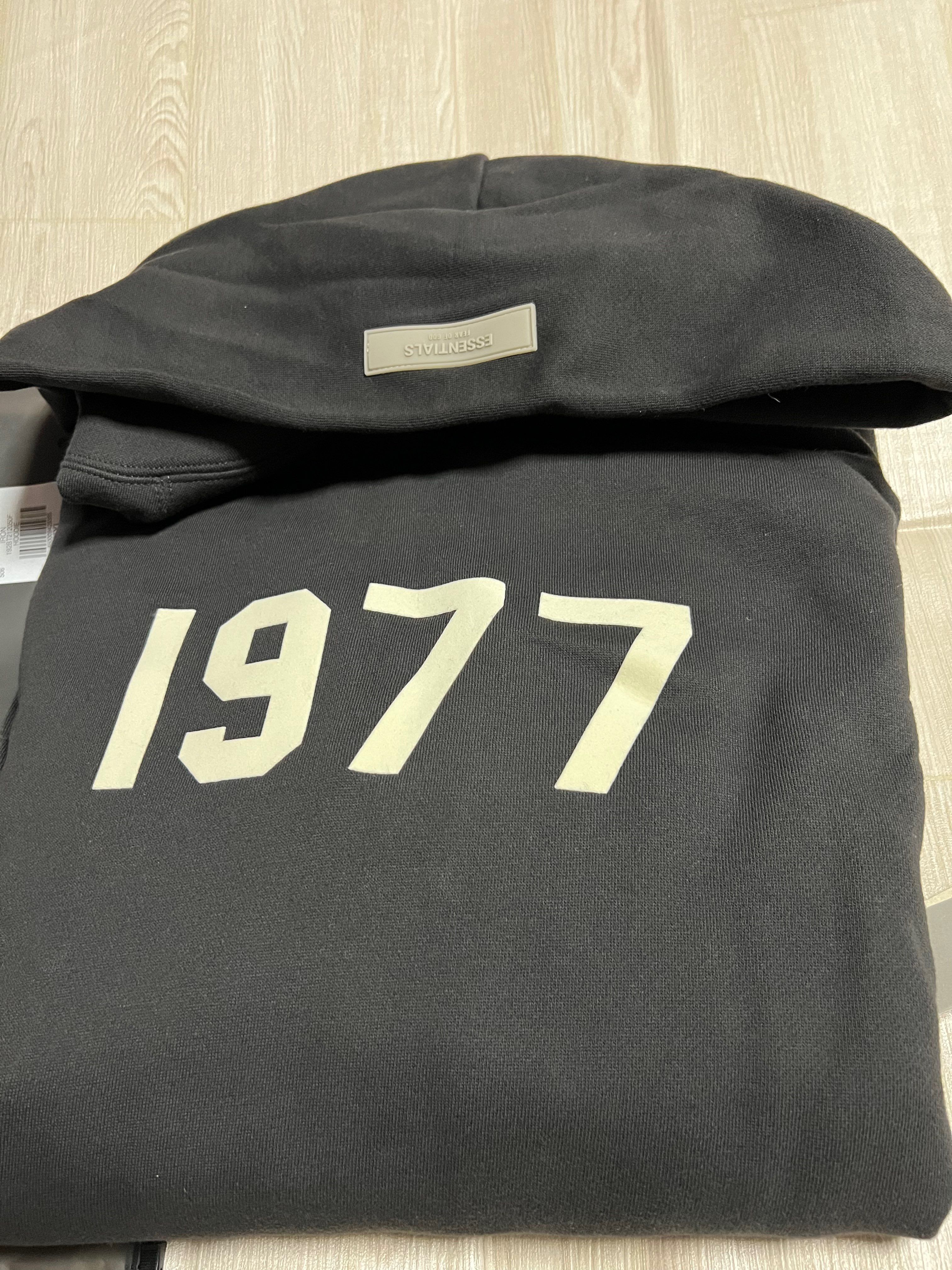 FEAR OF GOD ESSENTIALS 1977 HOODIE "Iron"