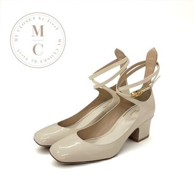 ヴァレンティノ VALENTINO パンプス 靴 シューズ パテント アイボリー ゴールド Vロゴ アンクルストラップ