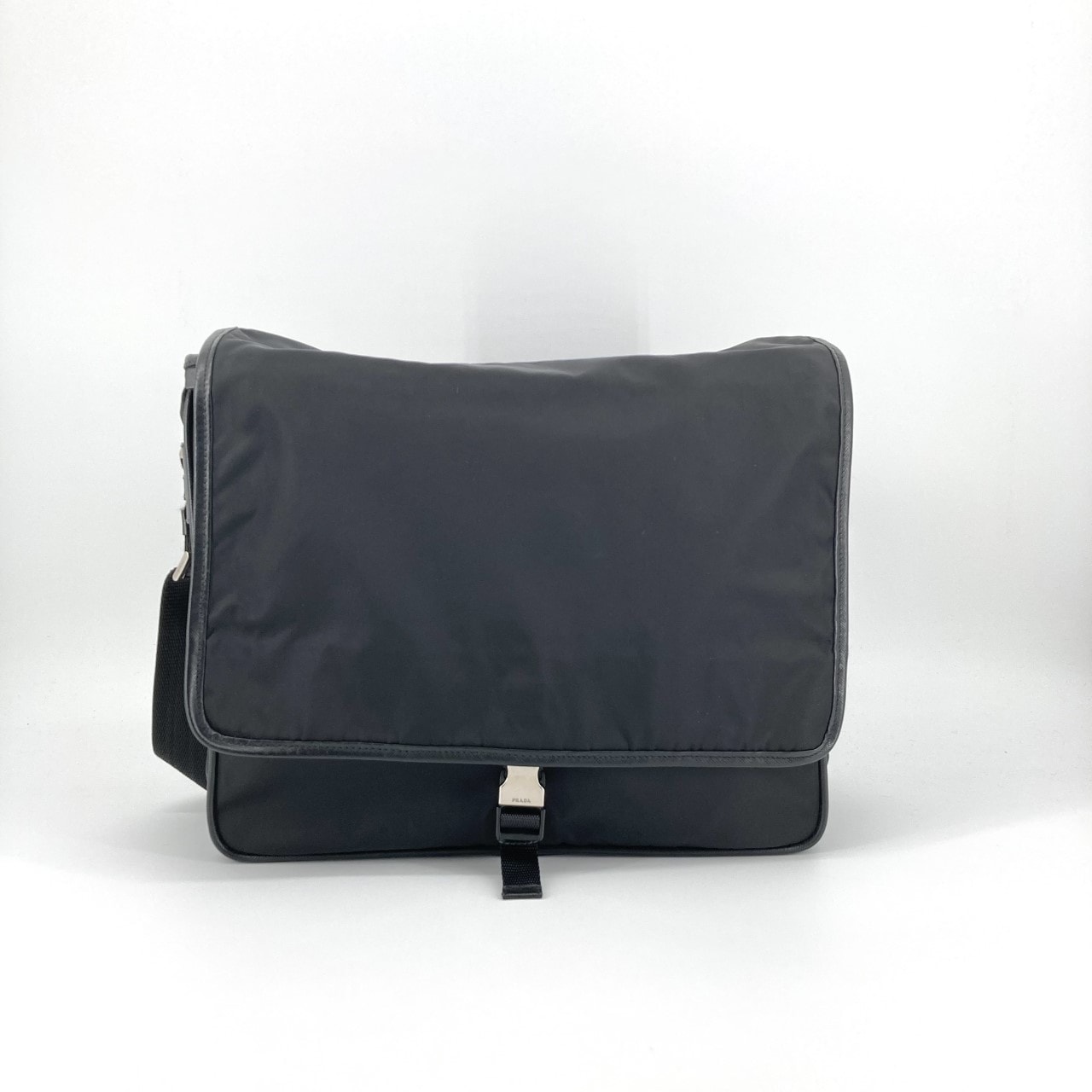 PRADA(プラダ) ナイロンメッセンジャー V166 ショルダーバッグ ブラック
