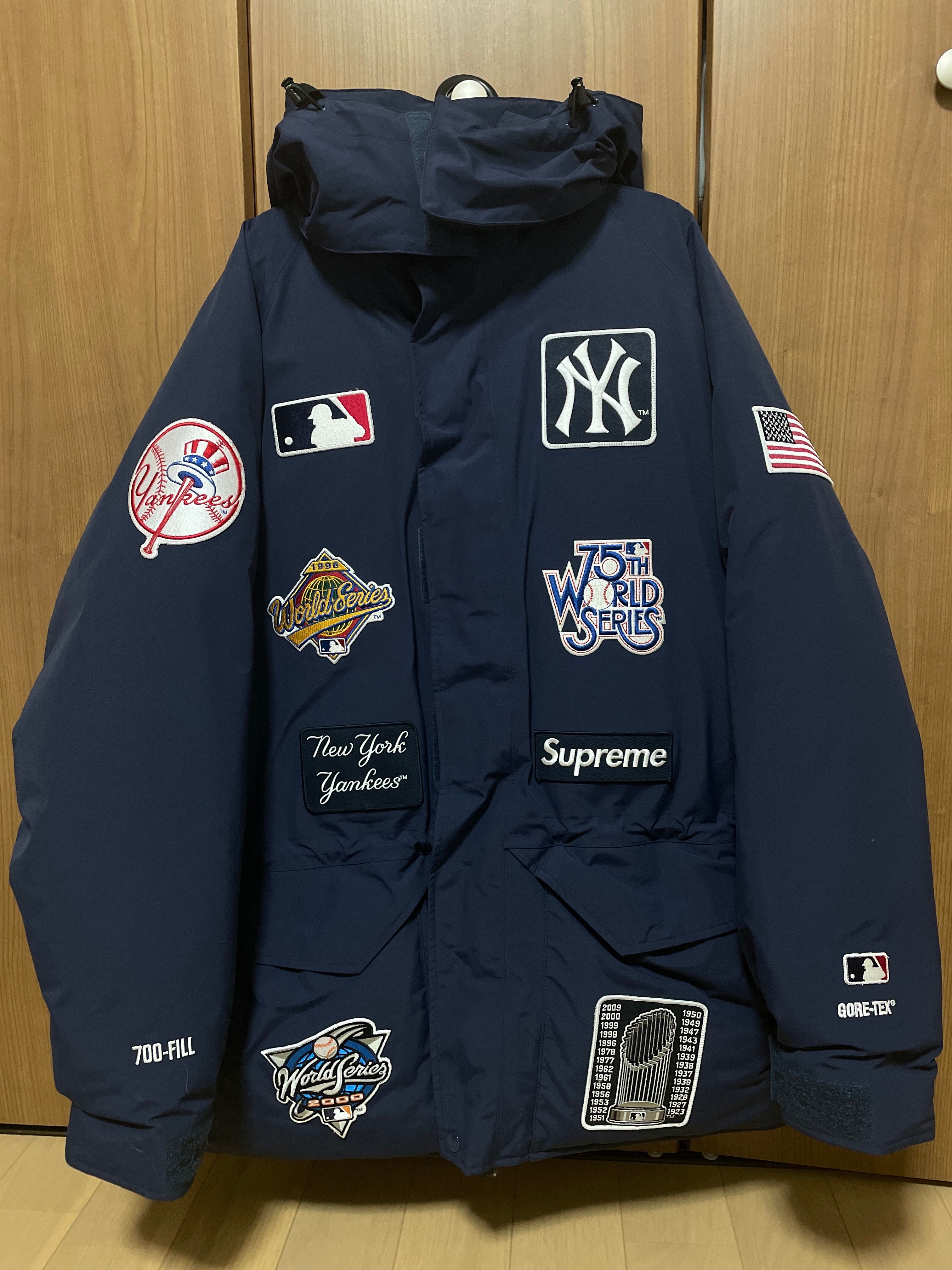 Supreme / New York Yankees GORE TEX 700-Fill Down Jacket 