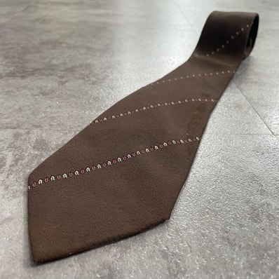 【CHANEL】シャネル 紋章柄 ネクタイ 小紋 斜めライン 連続柄 配色モチーフ 細密柄 織り模様 光沢 クラシック 小柄 縁取り メンズ ブラウン