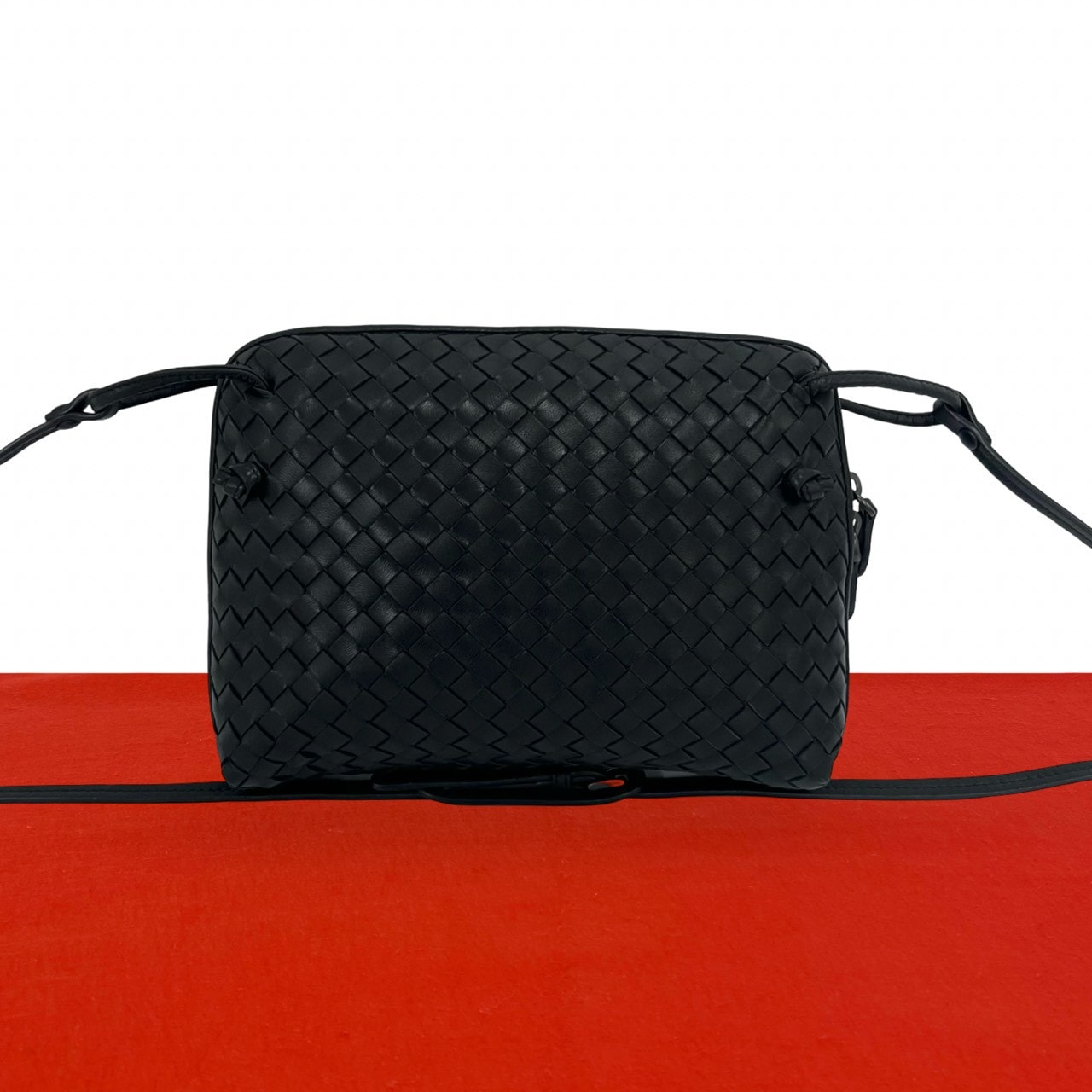 BOTTEGA VENETA ボッテガヴェネタ イントレチャート レザー ショルダーバッグ ブラック
 76443