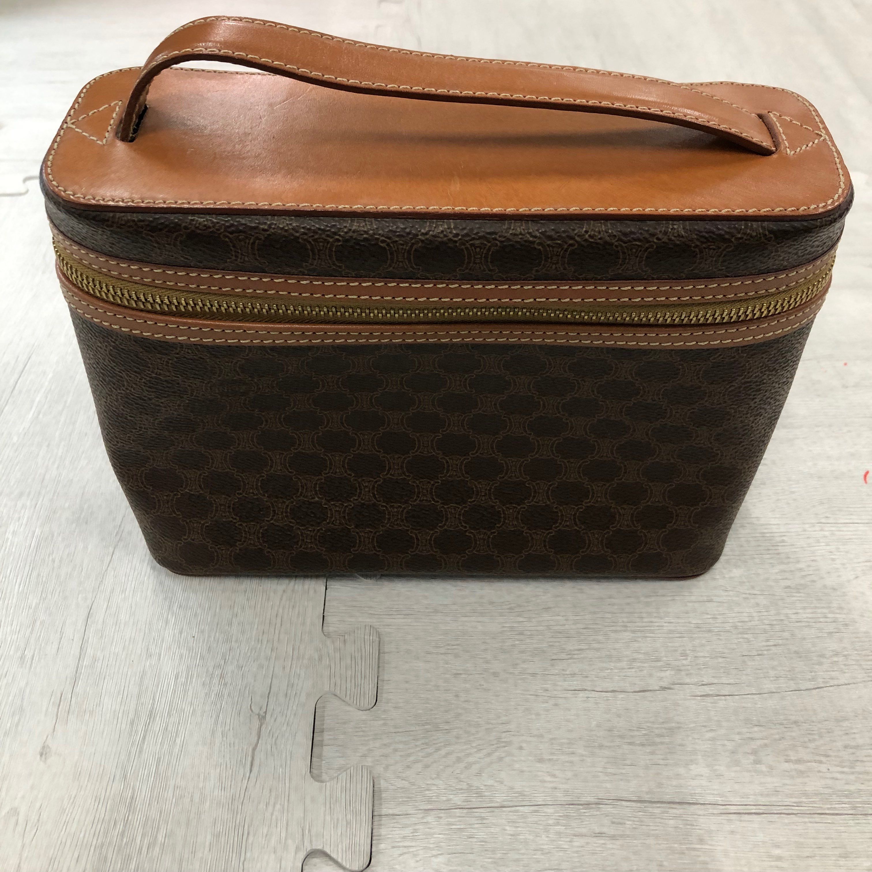 セリーヌ バニティポーチ マカダム