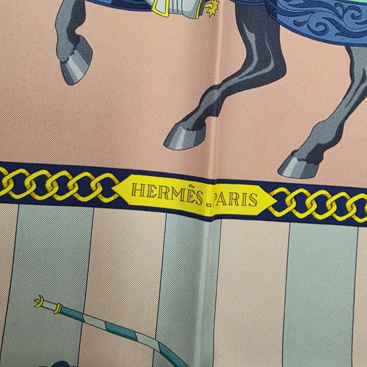 美品❣️HERMES カレ90ピンク【CHOCS EN PLUMES】羽織の激突 C (やや傷や汚れあり)】HERMES エルメス カレ90 羽飾りの激突 CHOCS EN