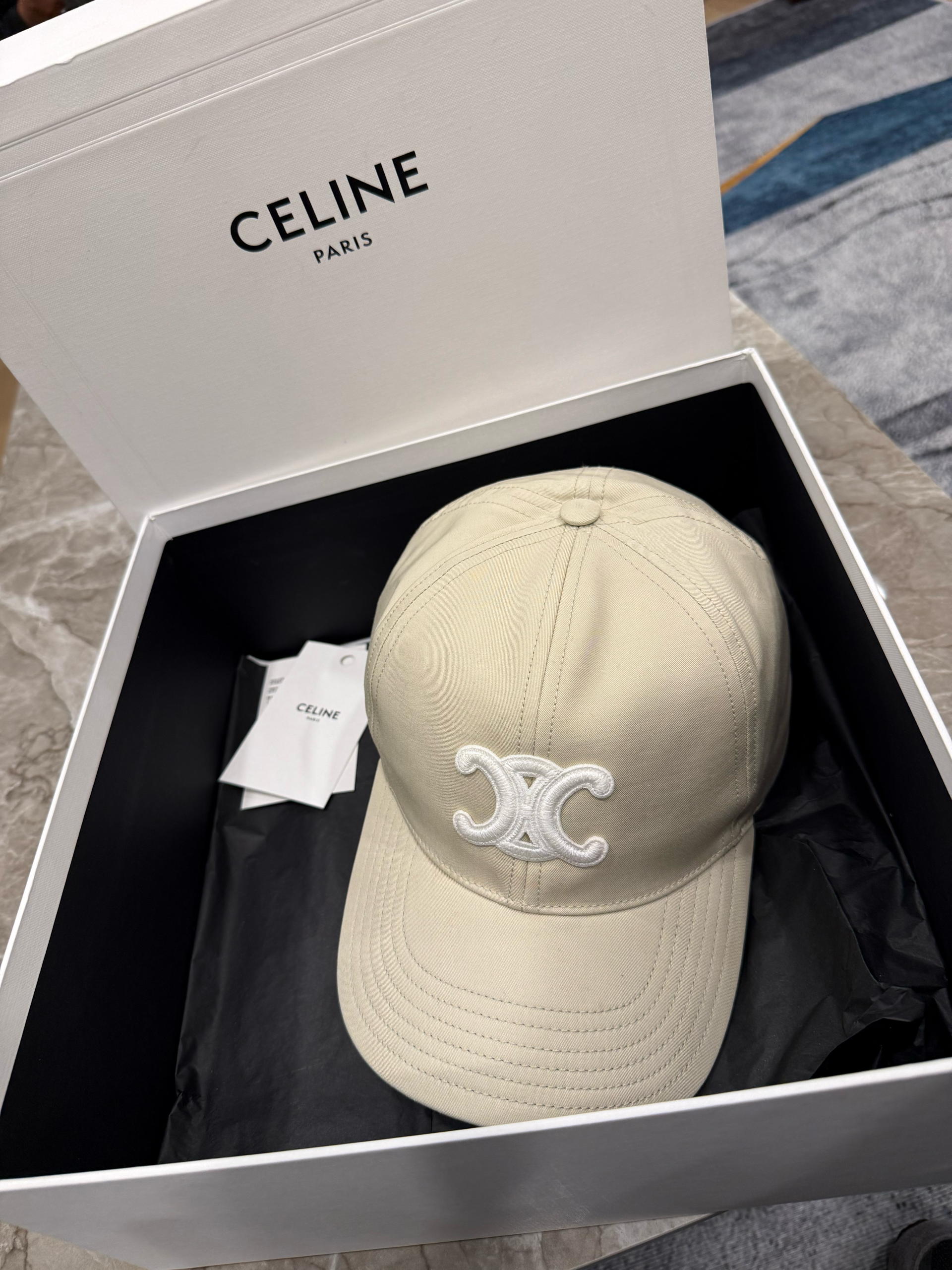 希少色 celine トリオンフ ベースボールキャップ