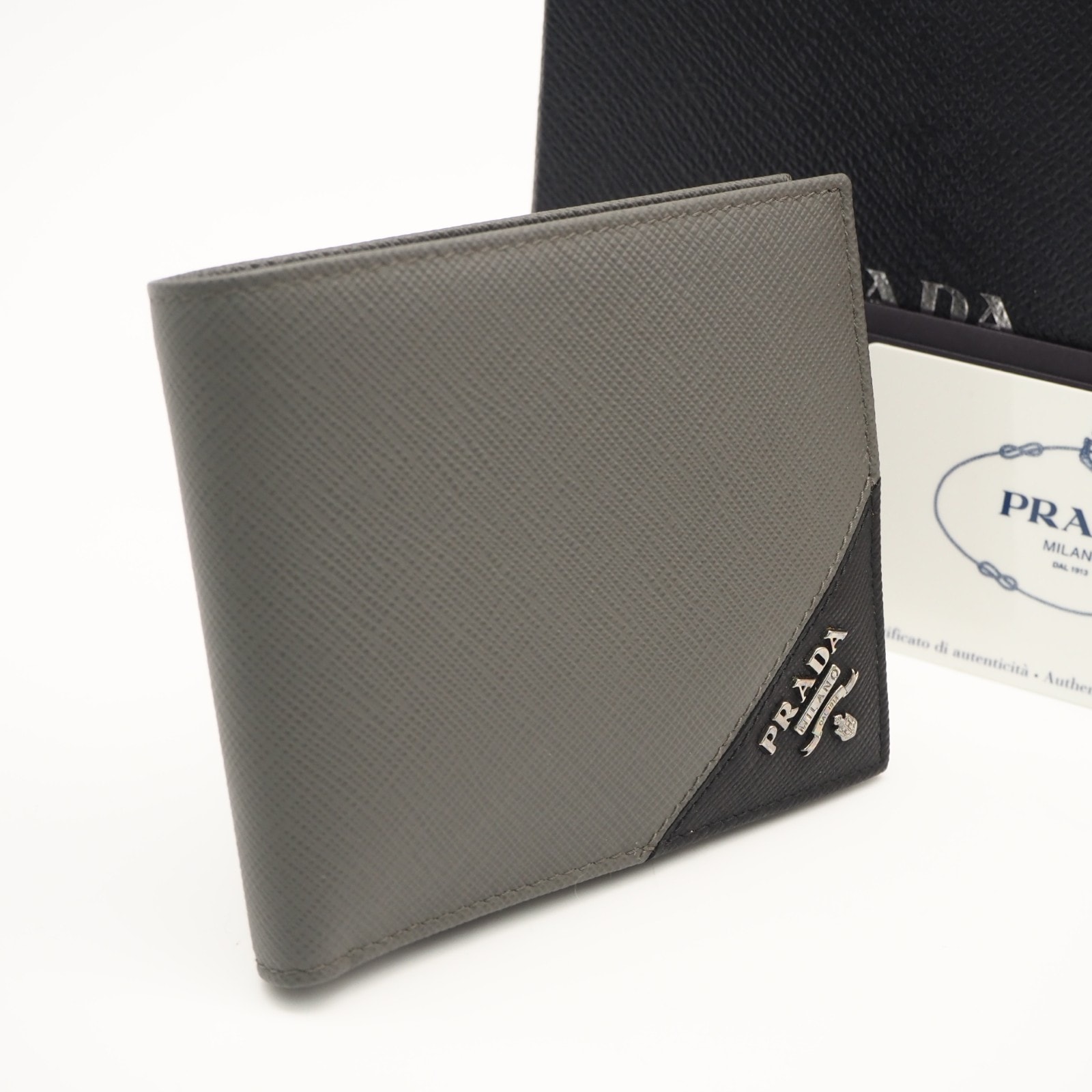 極美品 PRADA プラダ サフィアーノ メタルロゴ レザー コンパクトウォレット 2MO513 二つ折り財布 グレー ネイビー サフィアーノ メンズ