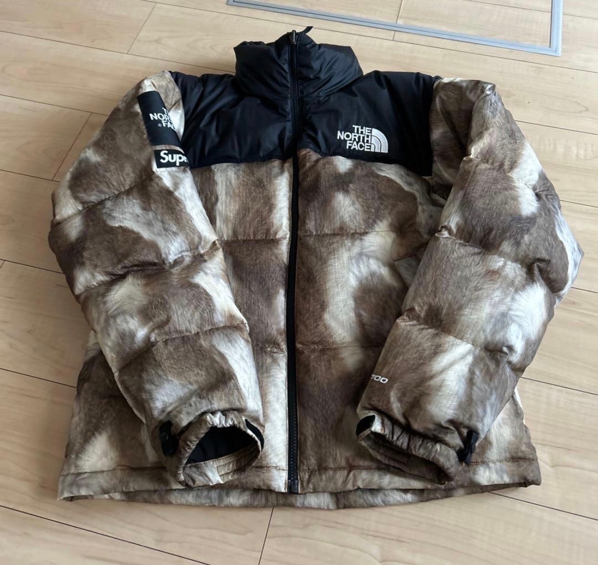 シュプリーム x ザノースフェイス ファー プリント ヌプシ ジャケット "ブラウン"