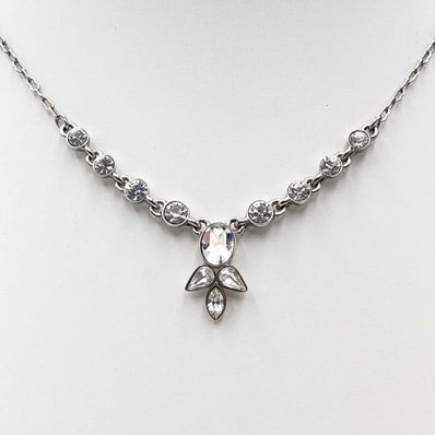 GIVENCHY(ジバンシィ)ネックレス ラインストーン シルバーカラー フラワーモチーフ クリア レディース アクセサリー 【中古】