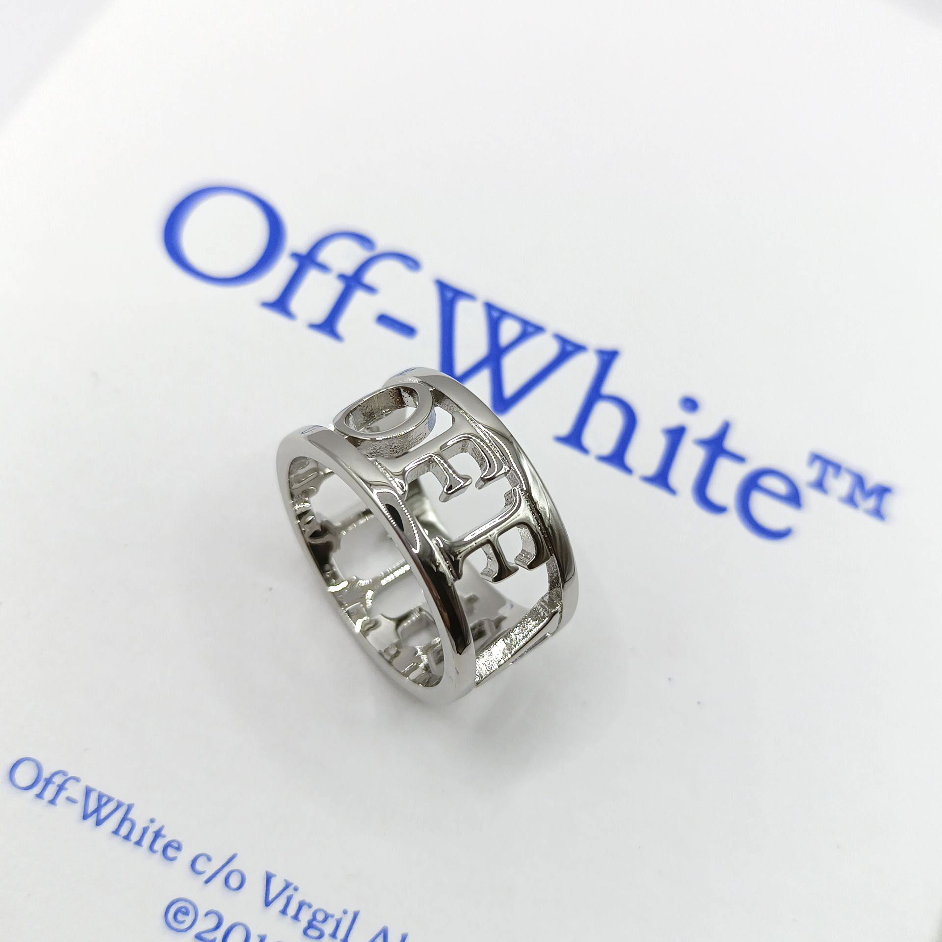 新品 OFF-WHITE ロゴカットアウト リング
