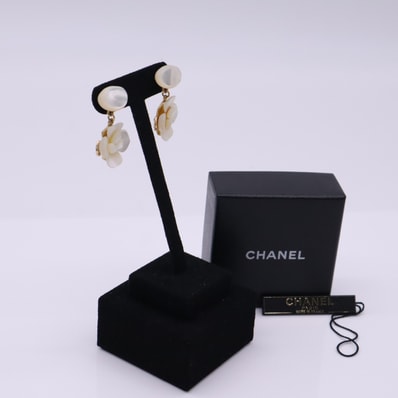 CHANEL シャネル カメリア シェル フラワー スイングピアス 01A GP - ピアス ゴールド ホワイト GP シェル レディース