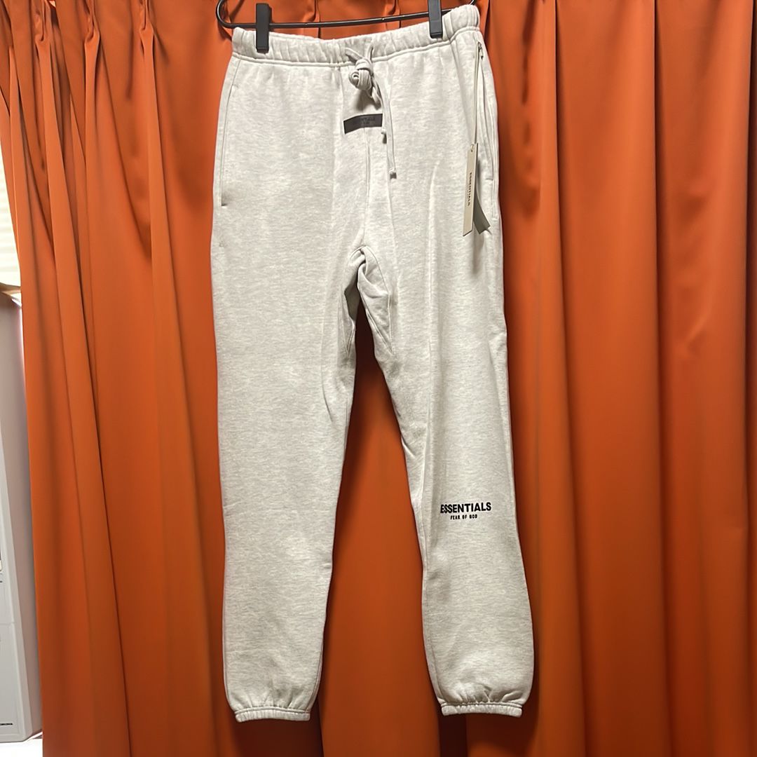 FEAR OF GOD ESSENTIALS BLACK ESS LOGO SWEAT "Light Oatmeal"