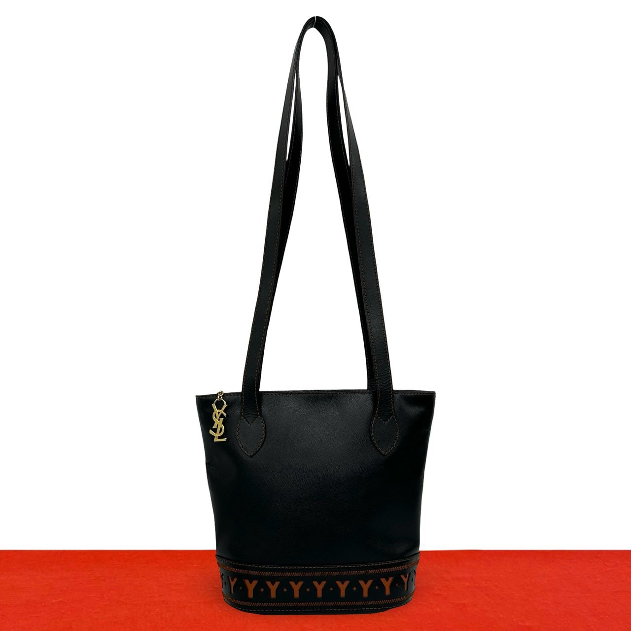 YVES SAINT LAURENT イヴ・サンローラン カットアウト YSL ロゴ チャーム レザー ショルダーバッグ ブラック
 35790