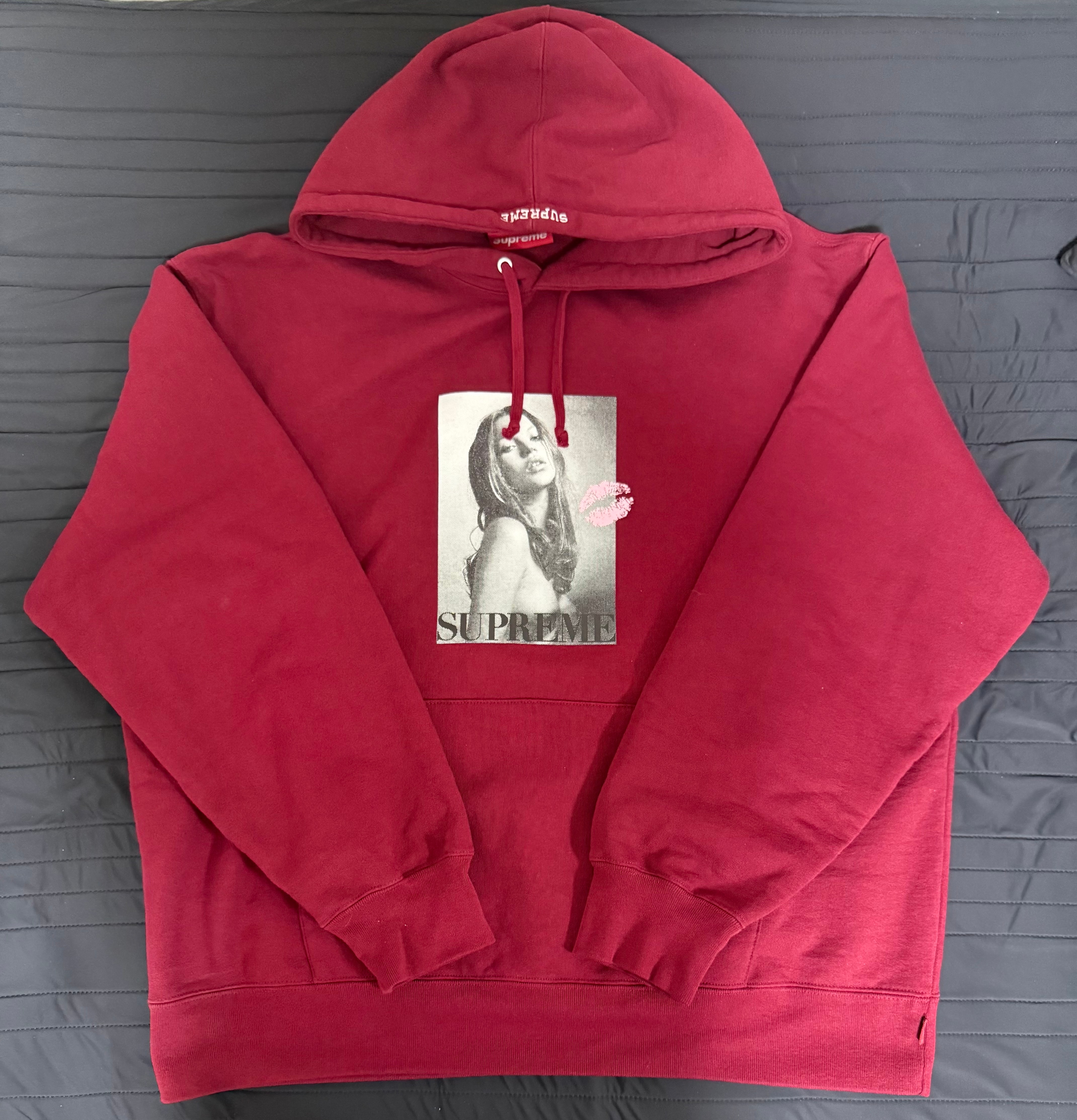 シュプリーム ケイトモス フーディー スウェットシャツ "カーディナル"