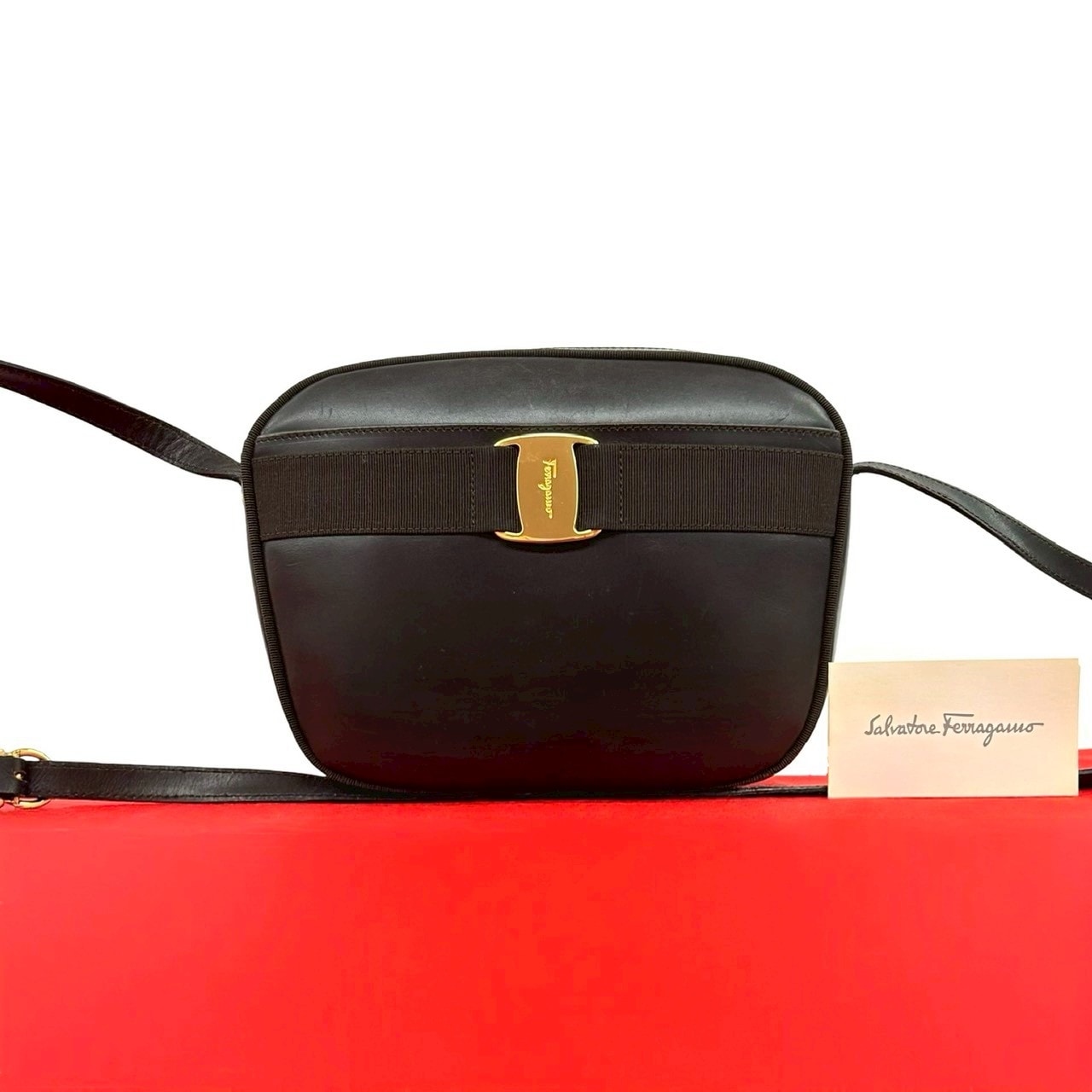 Salvatore Ferragamo サルヴァトーレフェラガモ ヴァラ 金具 レザー ショルダーバッグ ブラウン
 29141