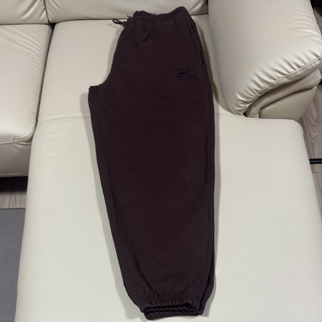 ステューシー x ナイキ ストーンウォッシュド フリースパンツ "ダークシンダー" (US サイズ) FN5235-261