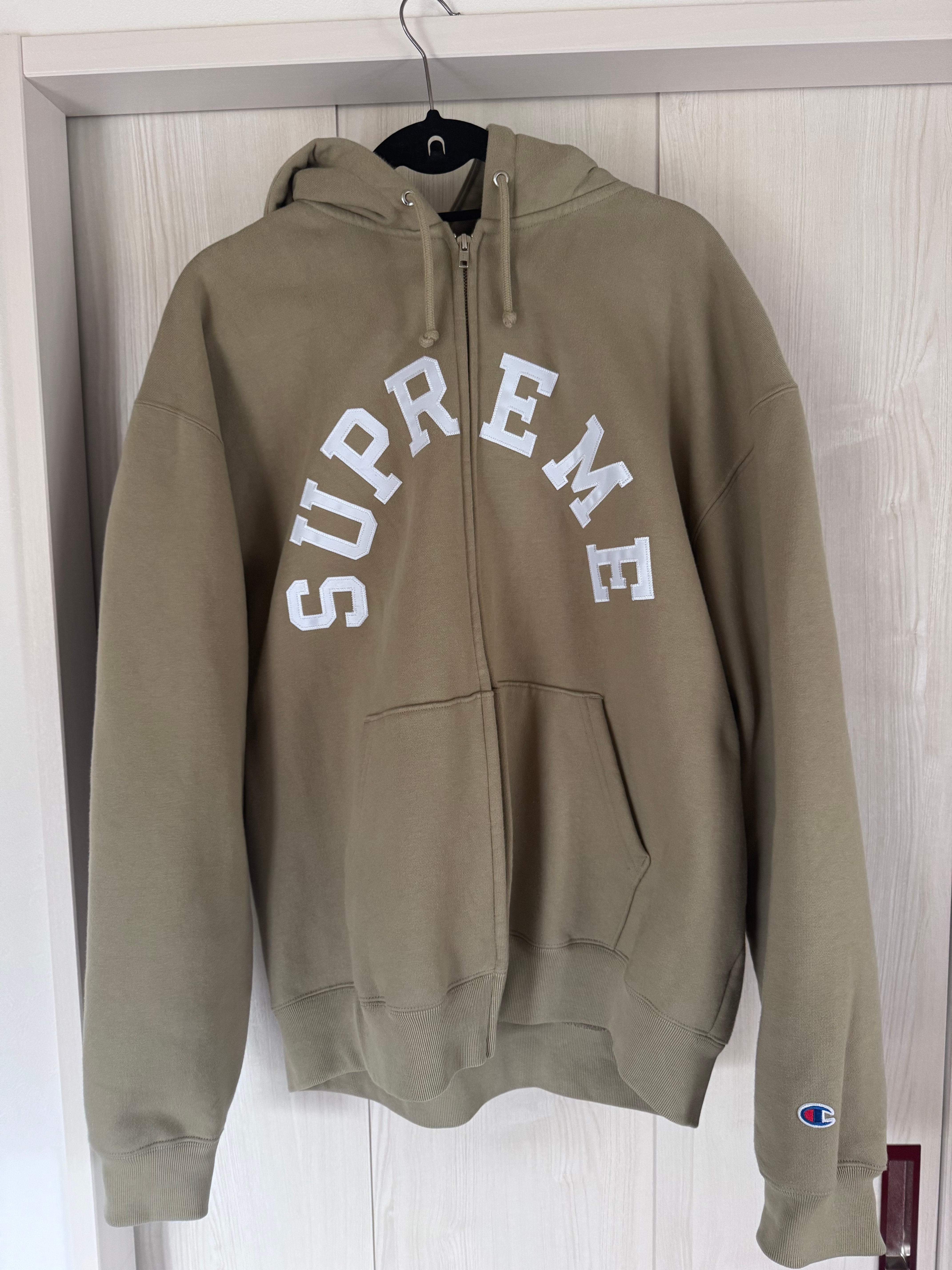 シュプリーム x チャンピオン ジップ アップ フーデッド スウェットシャツ "タン"