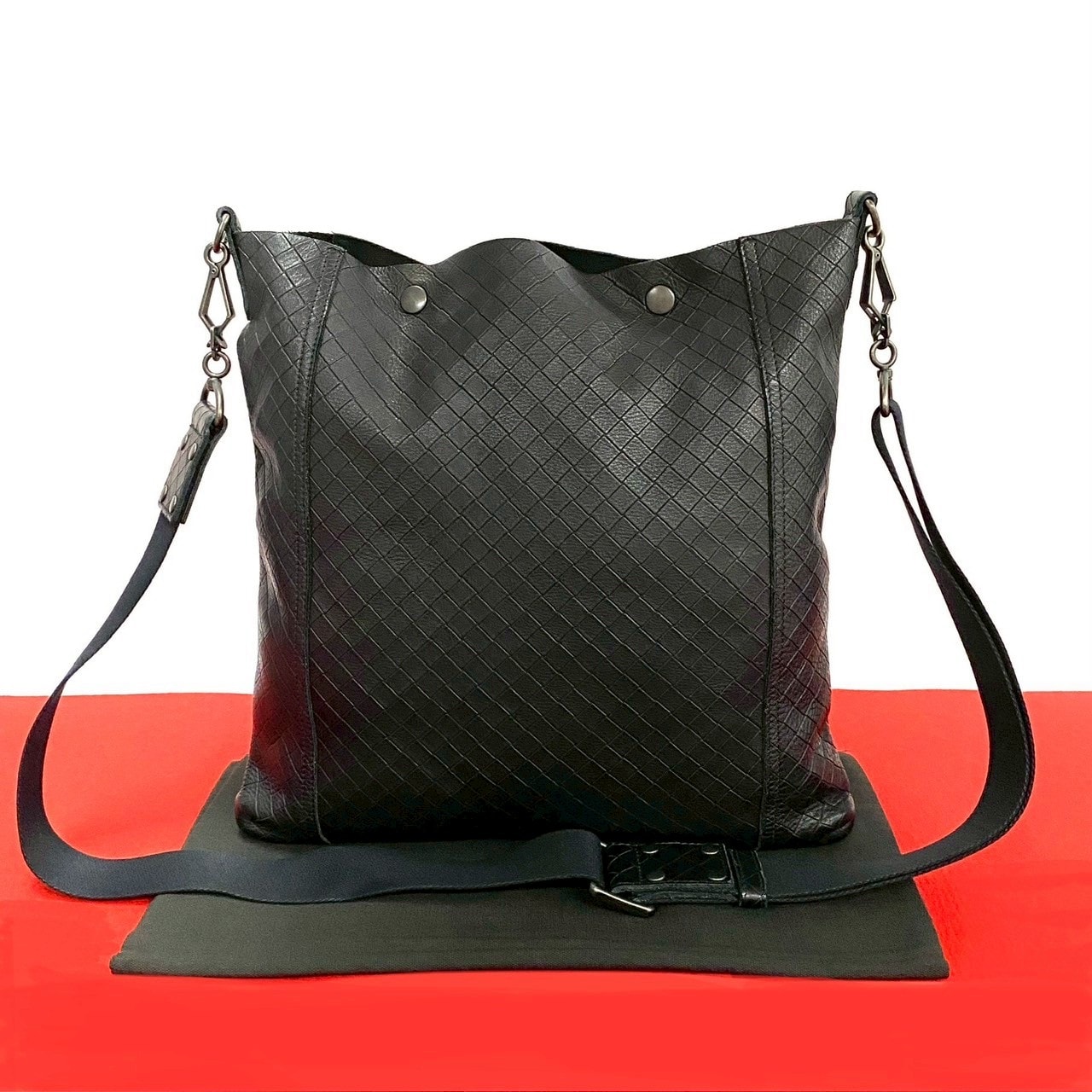 BOTTEGA VENETA ボッテガヴェネタ イントレチャート レザー ショルダーバッグ ブラック
98395