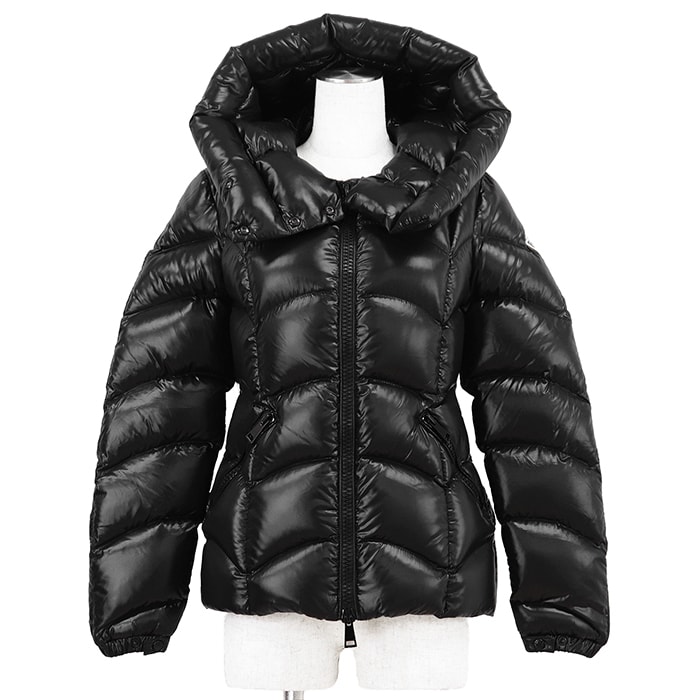 【美品】MONCLER モンクレール ダウンジャケット AKEBIA サイズ 1 レディース ロゴ ワッペン ボタン ジップアップ フード スクエアキルティング アウター シャイニーブラック 黒 ジョージア製