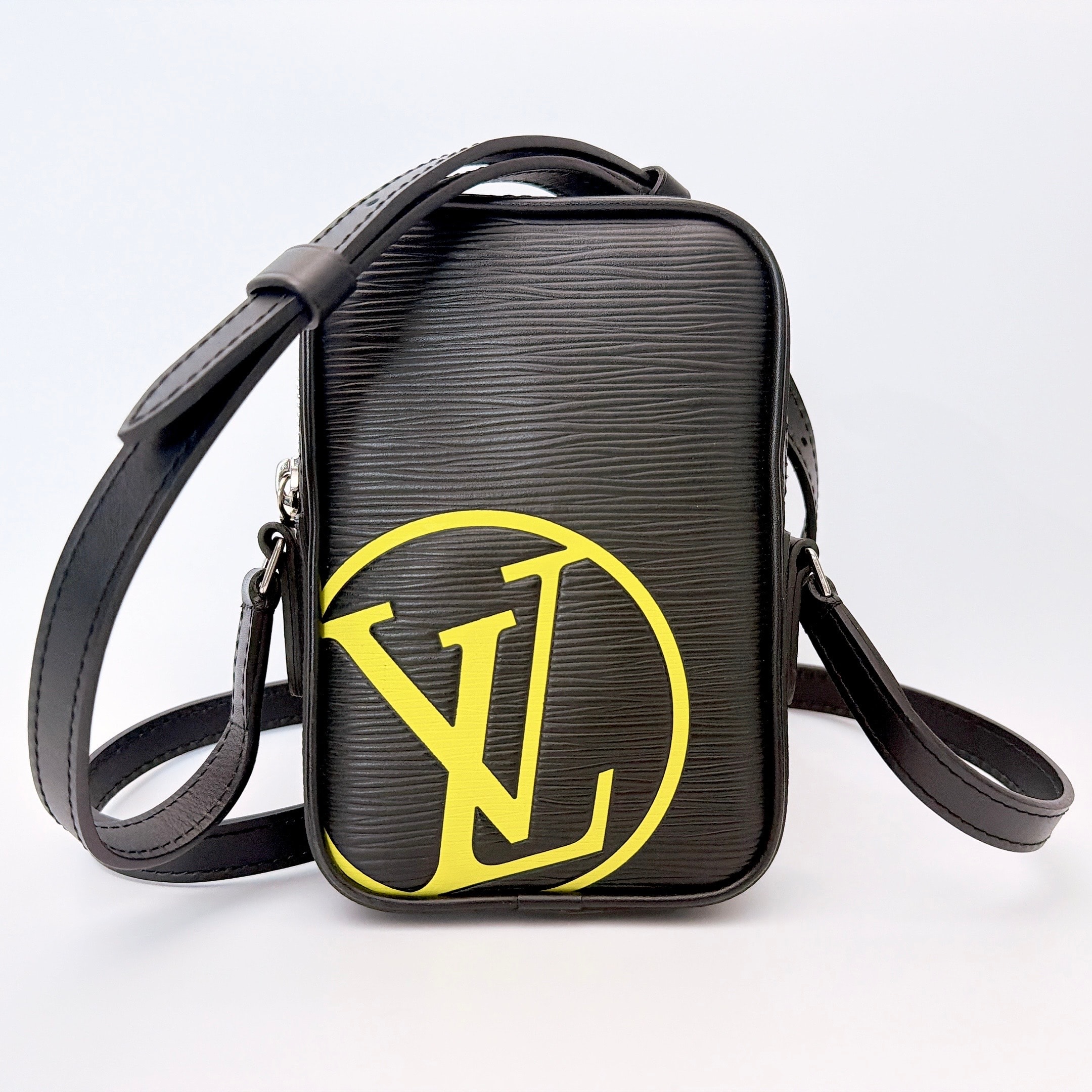 【未使用に近い】ルイヴィトン ショルダーバッグ エピ LVサークル ダヌーブ PM ノワール ブラック M55120