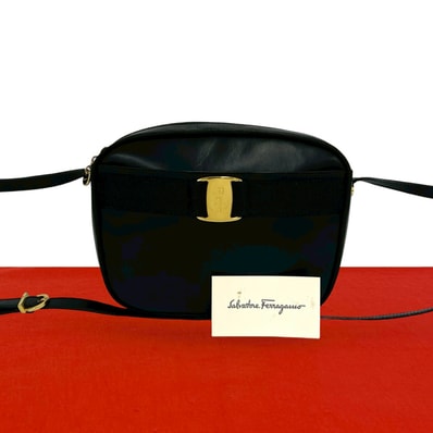 Salvatore Ferragamo サルヴァトーレフェラガモ ヴァラリボン 金具 レザー ショルダーバッグ ブラック
95562