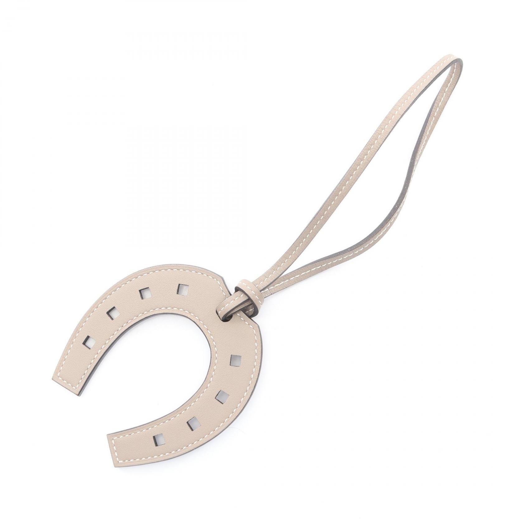 エルメス HERMES パドック ホースシュー グリアスファルト チャーム アクセサリー ヴァッシュハンター ヴァッシュハンター レディース ベージュ系 【中古】