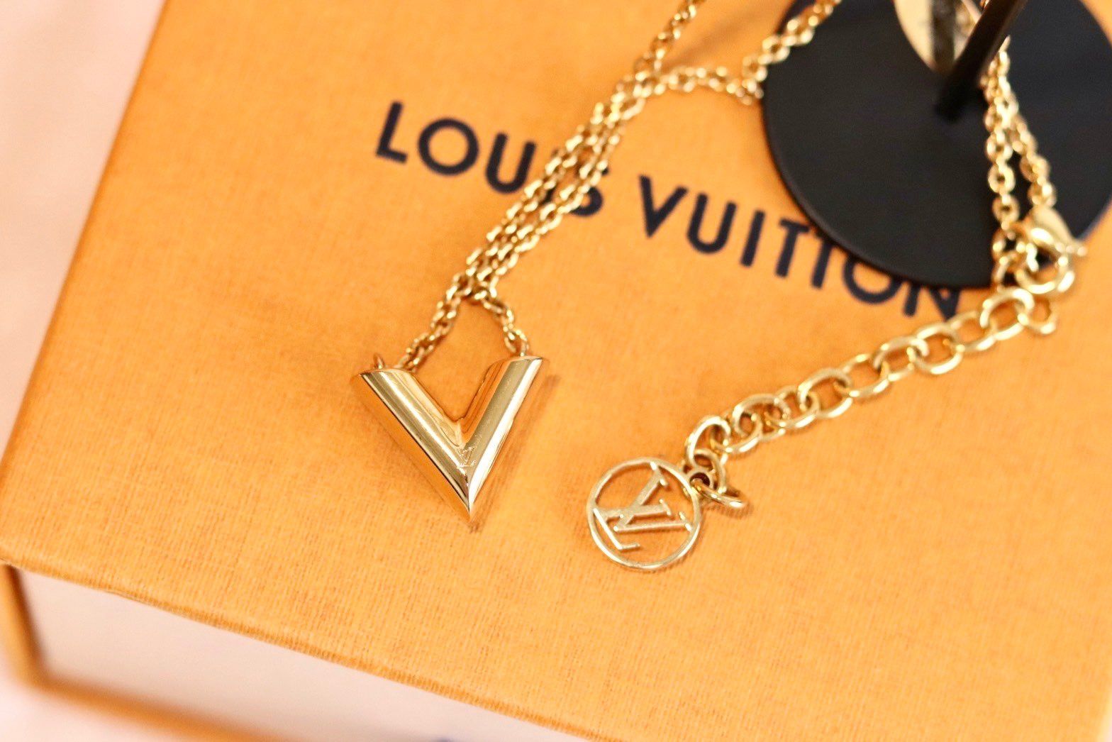 Louis Vuitton Essential V Necklace "Gold"